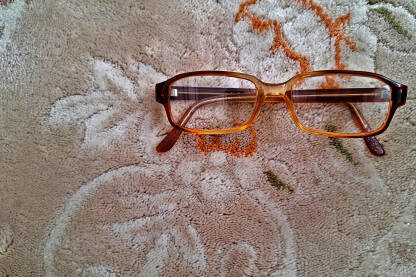 Naočale sa dioptrijom na ukrasnom tepihu.