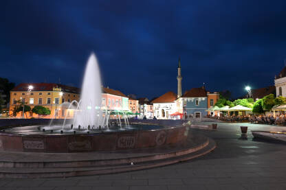 Tuzla, Bosna i Hercegovina: Fontana na glavnom trgu u centru grada noću.