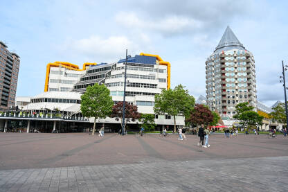 Rotterdam, Nizozemska: Građani i turisti šetaju središtem grada. Rotterdam, Nizozemska: Građani i turisti šetaju središtem grada. Ljudi šetaju trgom.