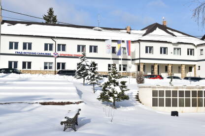 Zgrada Opštine Sokolac zimi Zgrada Opštinske uprave Sokolac i spomen park ispred zgrade tokom zime