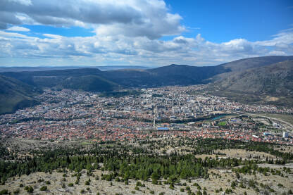 Mostar, BiH, panoramski pogled na grad. Zgrade i kuće u Mostaru.