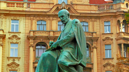 Statua pisca Aloisa Jiraseka Skulptura Alois Jirasek, češki pisac historijskih novela, skulpturu su napravili Karel Pokorny i Jaroslav Fragner u Pragu.