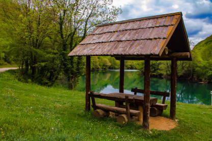 Klupe za odmor na rijeci Uni, Bihać. Bosna i Hercegovina.