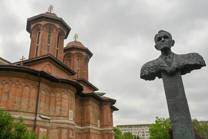 Spomenik rumunskom političaru Corneliu Coposu i pravoslavna crkva Kretzulescu u Bukureštu.