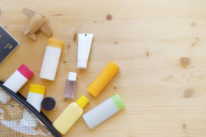 Mala pakovanja kozmetičkih preparata za putovanja i avione.