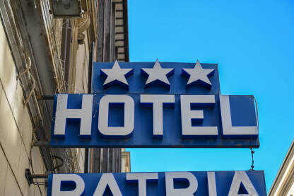 Znak "Hotel" Hotelski znak na ulazu u hotel. Hotel sa tri zvjezdice.