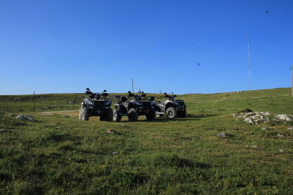 Četverotočkaši na planini spremni za vožnju.