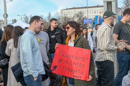 Profesori podržavaju studente u blokadi. Profesori na protestu, sa natpisom "Univerzitet je uz svoje studente".