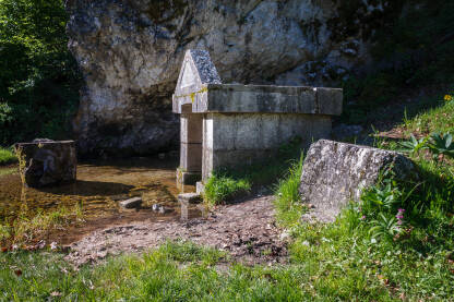 Sudačka stolica - Hercegovo vrelo Sudačka stolica i Hercegovo vrelo u mjestu Fojnica kod Gacka.