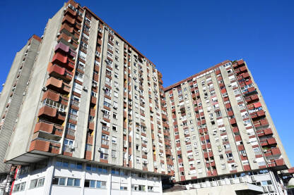 Stanovi u zgradi u gradu Stanovi u zgradi u gradu. Apartmani. Stanovanje.