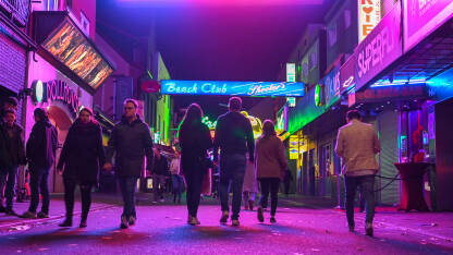 Hamburg, Njemačka: Noćni život. Ljudi šetaju između kafića i barova. Grupa se zabavlja. Mladi ljudi se druže.