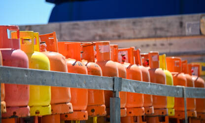 Naslagane boce prirodnog plina. Prijevoz plinskih boca. Veliki broj plinskih boca na kamionu.