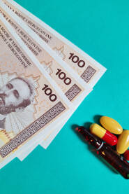 Novčanice od 100 KM i lijekovi na plavoj podlozi