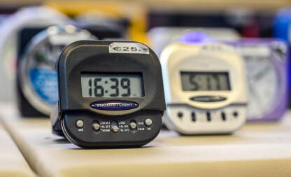 Digitalna budilica sa velikim LCD ekranom. Moderan kućni digitalni sat koji prikazuje vrijeme. Digitalni sat u prodavnici.