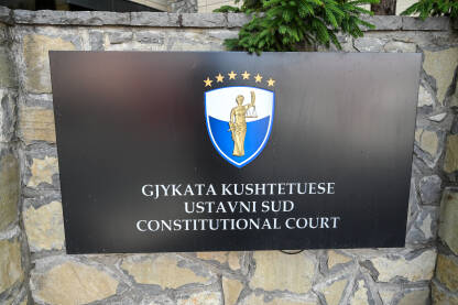 Ustavni sud Kosova. Ustavni sud Kosova. Tabla sa natpisom Ustavni sud na albanskom, srpskom i engleskom jeziku. Simbol Ustavnog suda.