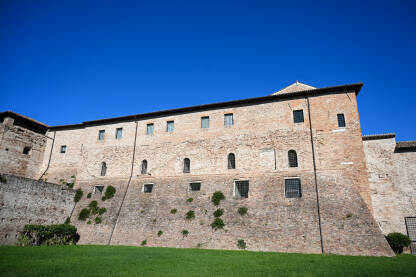 Rimini, Italija: Stari dvorac Rimini, Italija: Staro utvrđenje u centru grada. Castle Sismondo. Historijski zidovi i zgrade.