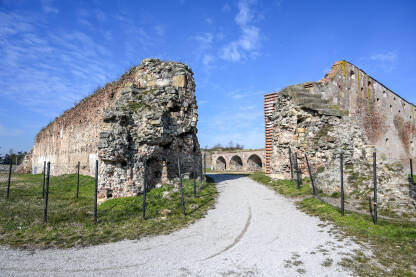 Staro utvrđenje i zidine Staro utvrđenje i zidine. Šabac, Srbija. Srednjovjekovni historijski dvorac.
