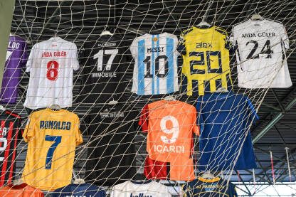Kolekcija fudbalerskih dresova sa istaknutim igračima kao što su Lionel Messi, Mauro Icardi, Ronaldo, Alex i Ciro Immobile