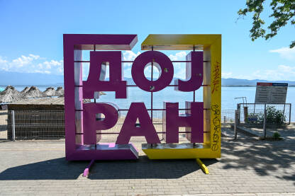 Znak Dojran pored Dojranskog jezera u Sjevernoj Makedoniji. Znak Dojran pored Dojranskog jezera u Sjevernoj Makedoniji.