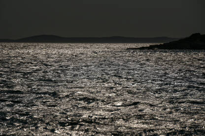 Tamni oblaci i površina mora pred oluju. Olujno more. Valovi na moru.