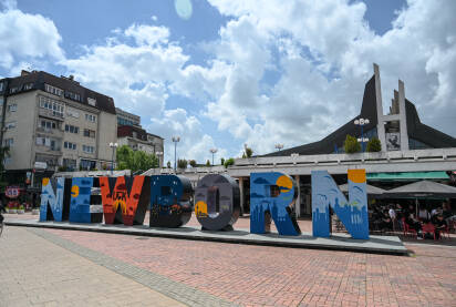 Priština, Kosovo: Newborn znak / skulptura Priština, Kosovo: Newborn znak / skulptura u gradu. Spomenik u gradu. Tipografska skulptura. Turistička atrakcija na trgu.