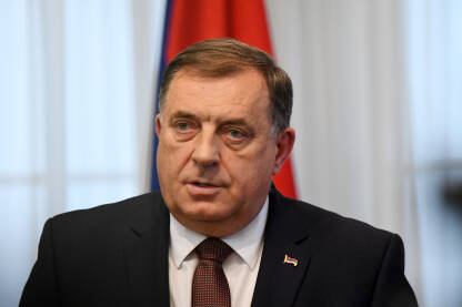 Milorad Dodik Milorad Dodik bosanskohercegovački je političar srpske nacionalnosti. Trenutni je srpski član Predsjedništva Bosne i Hercegovine.