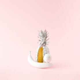 Ananas i drugo voće Svježi ananas, banana i limun obojeni u bijelu boju.