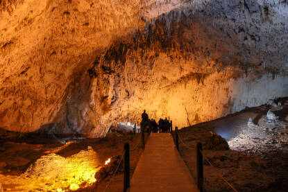 DSC_0255 Unutrašnjost pećine ukrašena stalaktitom. Kamene i kamene formacije u pećini. Mineralne i kristalne formacije. Speleologija.
