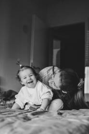Mama i beba Ljubav mame i bebe. Dječija radost kroz maženje i igru.