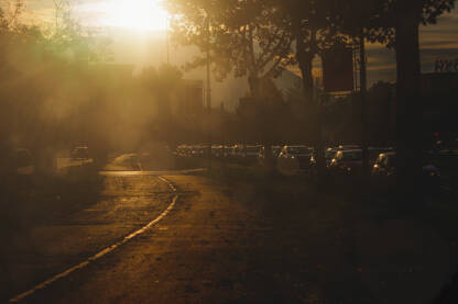 Kolona automobila u gradskoj gužvi,atmosfera svakodnevice. Užurban urban ritam.