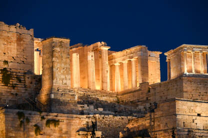 Akropol u Atini, Grčka. Zgrada Partenona noću. Svjetska UNESCO baština.