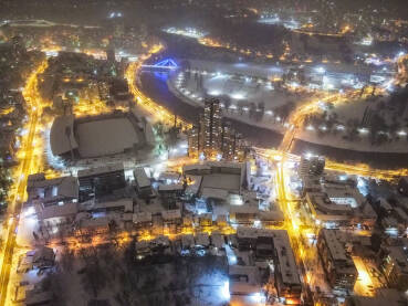 Zenica noću Slika Zenice slikana po noći sa dronom. Na fotografiji se vidi i stadion Bilino Polje