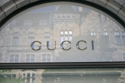Gucci trgovina sa logotipom brenda. Gucci maloprodajna prodavnica. Gucci je istaknuta italijanska luksuzna modna kuća osnovana 1921. godine.
