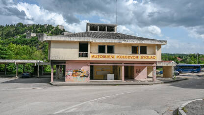 Autobusni kolodvor Stolac. Razrušena zgrada autobusne stanice u Stocu, BiH.