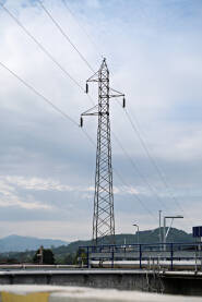 Visokonaponski dalekovod Visokonaponski dalekovod u krugu fabrike. Električna energija.