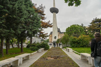 Spomenik ponovnog rođenja u Bukureštu, Rumunija, podignut na Trgu Revolucije, gdje je 1989. svrgnut Nicolae Ceaușescu (Nikolaje Čaušesku). Obilježava borbe i žrtve Rumunske revolucije.