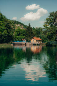 Kućica na rijeci Plivi Refleksije na rijeci Plivi