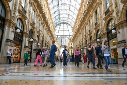 Milano, Italija: Ljudi šetaju galerijom Vittorio Emanuele II. Milano, Italija: Ljudi šetaju galerijom Vittorio Emanuele. Najstarija trgovačka galerija u Italiji i poznata turistička atrakcija u centru grada.