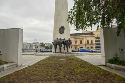 Spomenik ponovnog rođenja u Bukureštu, Rumunija, podignut na Trgu Revolucije, gdje je 1989. svrgnut Nicolae Ceaușescu (Nikolaje Čaušesku). Obilježava borbe i žrtve Rumunske revolucije.