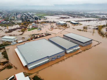 Poplave Poplave. Poplavljena industrijska zona. Izlivena rijeka Bosna.