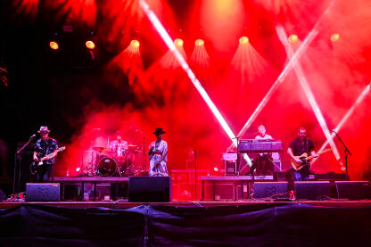 Skye Edwards, pjevačica benda Morcheeba Skye Edwards, pjevačica britanskog benda Morcheeba na festivalu. Shirley Klaris Yonavieve Edwards pjeva na bini.