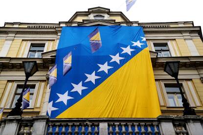 Dan nezavisnosti BiH, velika državna zastava Zastava Bosne i Hercegovine, postavljena zastava u Titovoj ulici, povodom Dana neovisnosti BiH.
