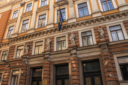 Općinski sud u Sarajevu Fasada Općinskog suda u Sarajevu, četiri kamene statu predstavljaju Nauku, Poljoprivredu, Tehniku i Obilje. Figure su izrađene od strane kompanije Jung i Rus