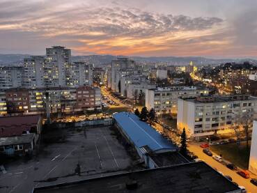Zalazak sunca iznad zgrada u naselju Boriku.