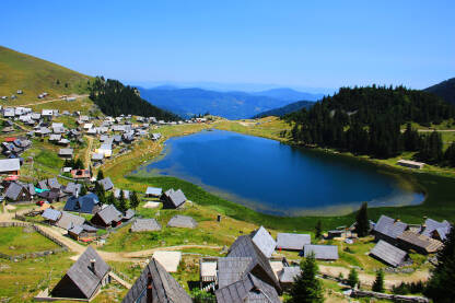 Prokoško jezero Prokoško jezero i selo u podnožju najvišeg vrha planine Vranice.