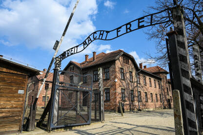Koncentracioni logor Oświęcim, Poljska: Koncentracioni logor i logor za istrebljenje Auschwitz. Kapija logora Auschwitz I sa znakom "Arbeit macht frei" (prijevod: rad vas oslobađa). Nacistički logor smrti.