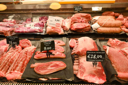 Svježe meso u trgovini Svježe meso u trgovini. Sirovo meso za prodaju u hladnjaku u supermarketu. Goveđe meso u mesnici.