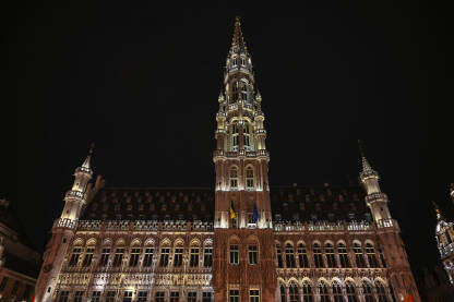 Brisel, Belgija: Gradska vijećnica u centru grada Brisel, Belgija: Gradska vijećnica u centru grada noću. Zgrade u Briselu. Grand Place je centralni trg u Briselu.