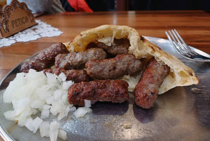Sarajevski ćevapi Ćevapi ili ćevapčići su bosanskohercegovački nacionalni specijalitet sa roštilja i najpoznatiji bosanskohercegovački brand u inostranstvu, a tradicionalno se služe u ćavabdžinicama.