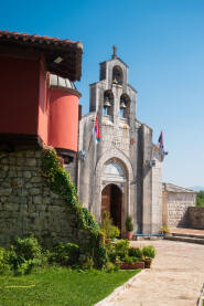 Manastir Tvrdoš, Trebinje Manastir Tvrdoš kod Trebinja pravoslavni je hram koji je podignut na temeljima crkvice iz 4. vijeka.